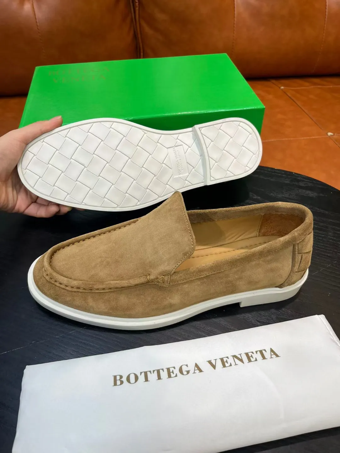 [BV] Top P: 780💰 Size: Male 39-44 (38.45 non-refundable) Bottega Veneta 2025 autumn and winter counter synchronization style. Bottega Veneta BV's new driving shoes have a slip-on design with suede upper, BV's unique weaving design on the heel, and a weaving pattern on the outsole.